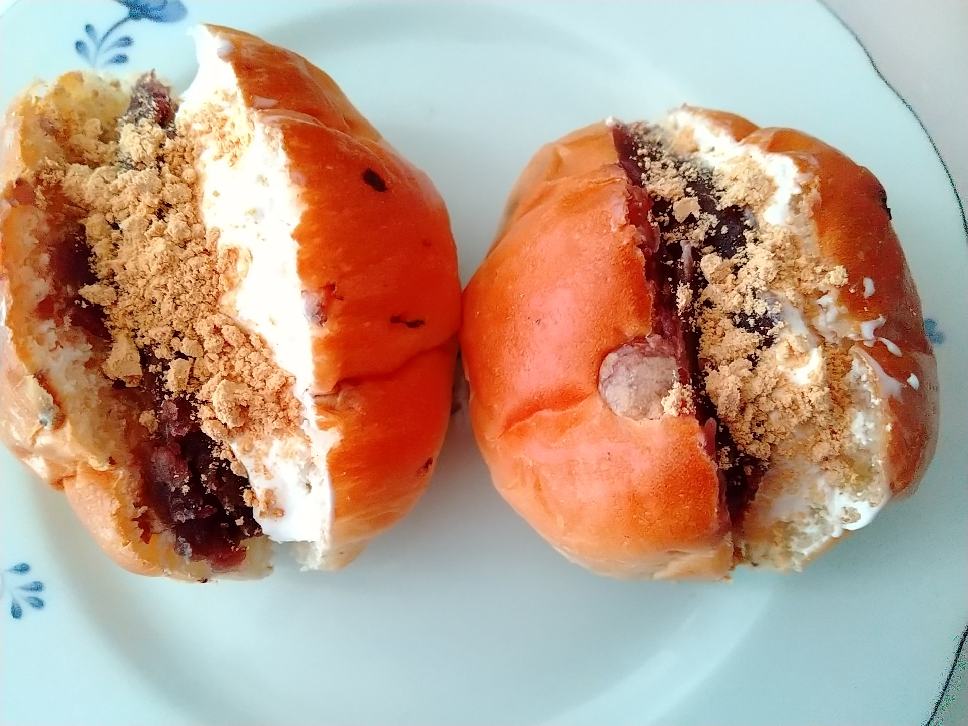 あんことホイップクリームのロールパン