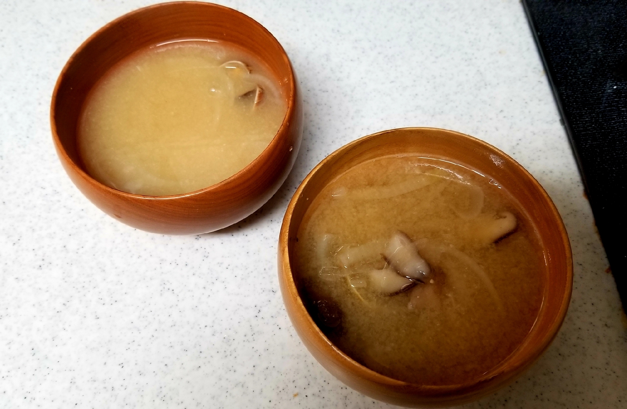 ほんだしで和風に。玉葱、椎茸、アサリの味噌汁