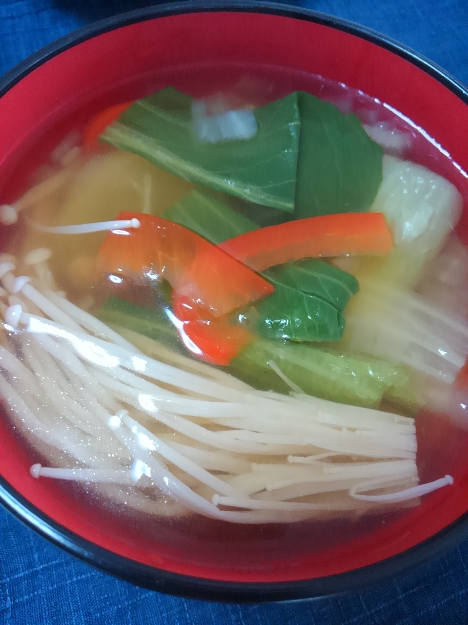 野菜だけの簡単な 鶏ガラ生姜スープ
