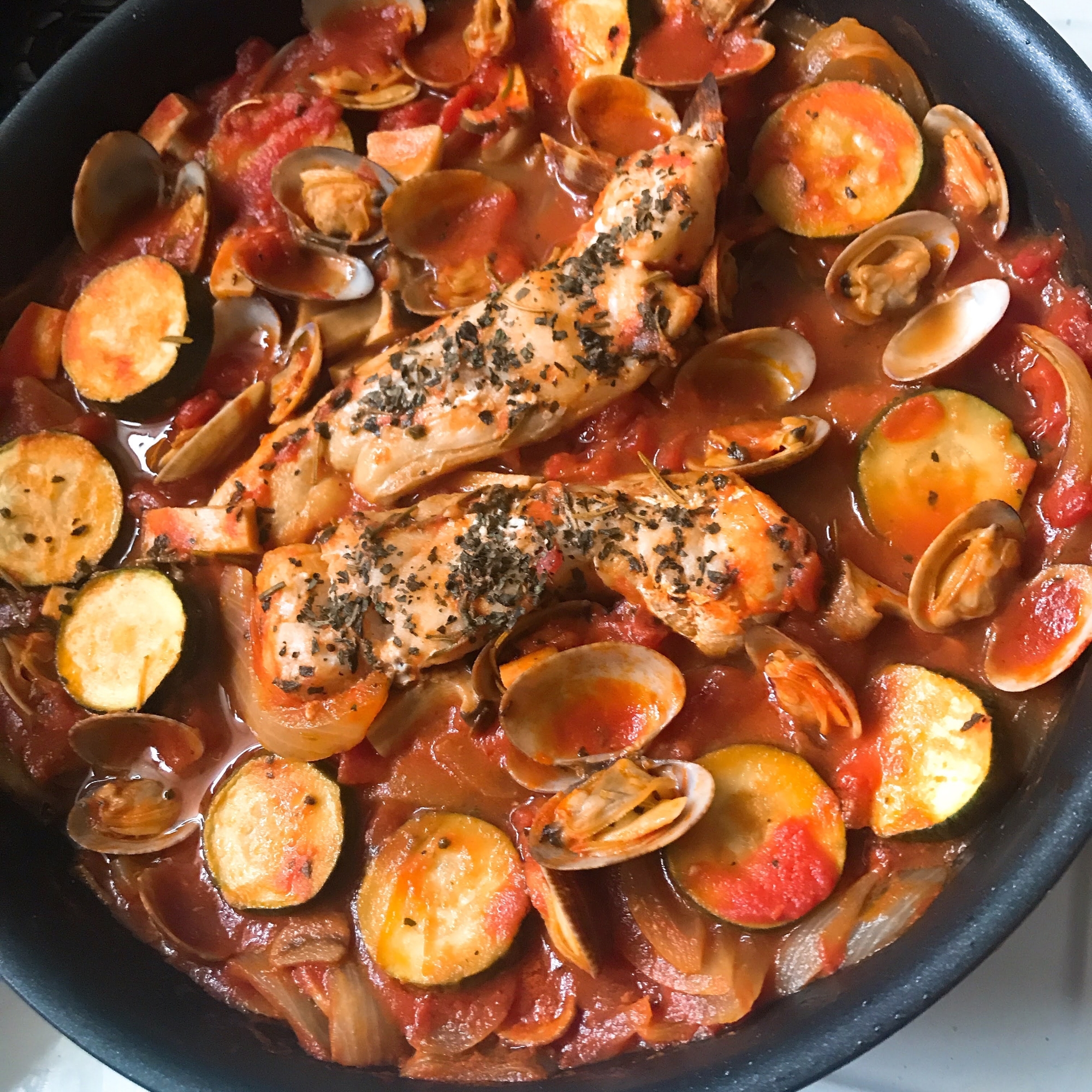 トマト缶で煮込むだけ!簡単アクアパッツァ