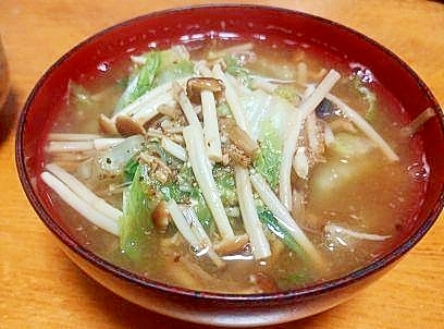 白菜と　ブラウンえのきの　みそ汁