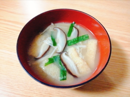 油揚げときのこニラの味噌汁