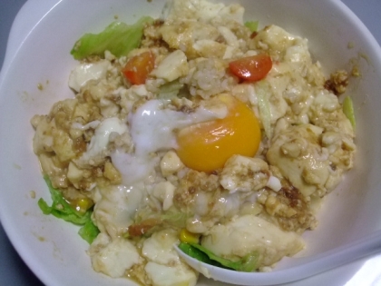 少しお野菜を足して温玉で頂きました♪
ピリ辛ソースがよく絡んでとっても美味しかったです♪
ご飯が進みます！