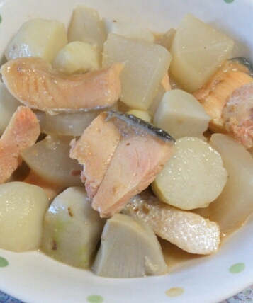 鮭と大根と里芋のにんにく味噌バター煮