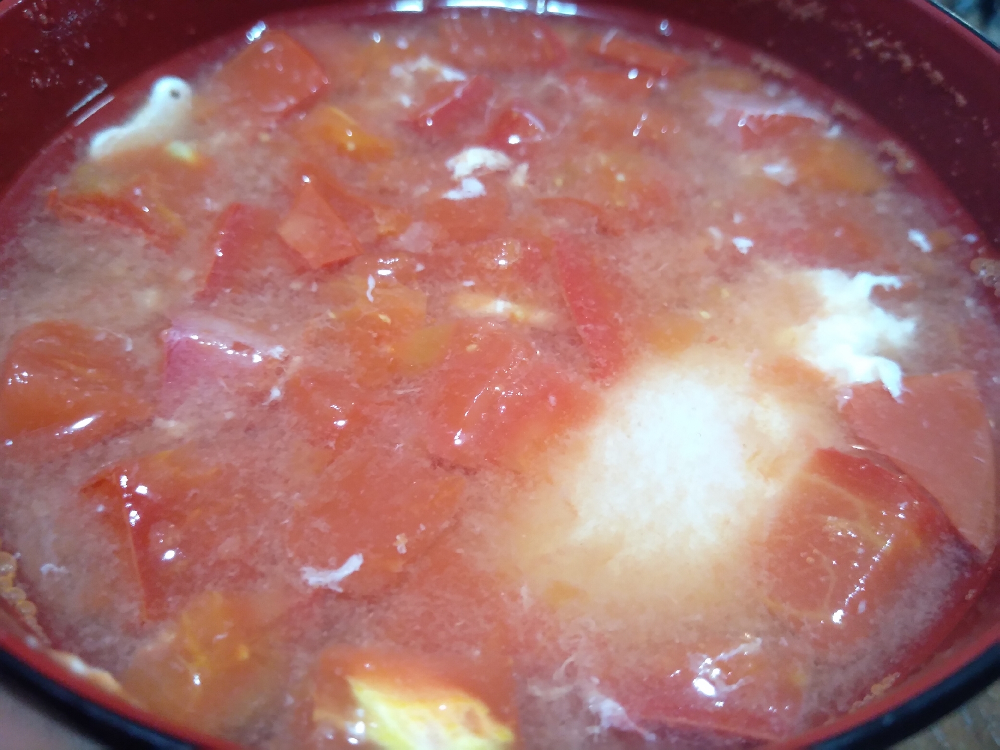 落とし卵とトマトのスープ