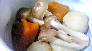 白いお皿に盛り付けられたかぼちゃと里芋、しめじの炊き合わせ