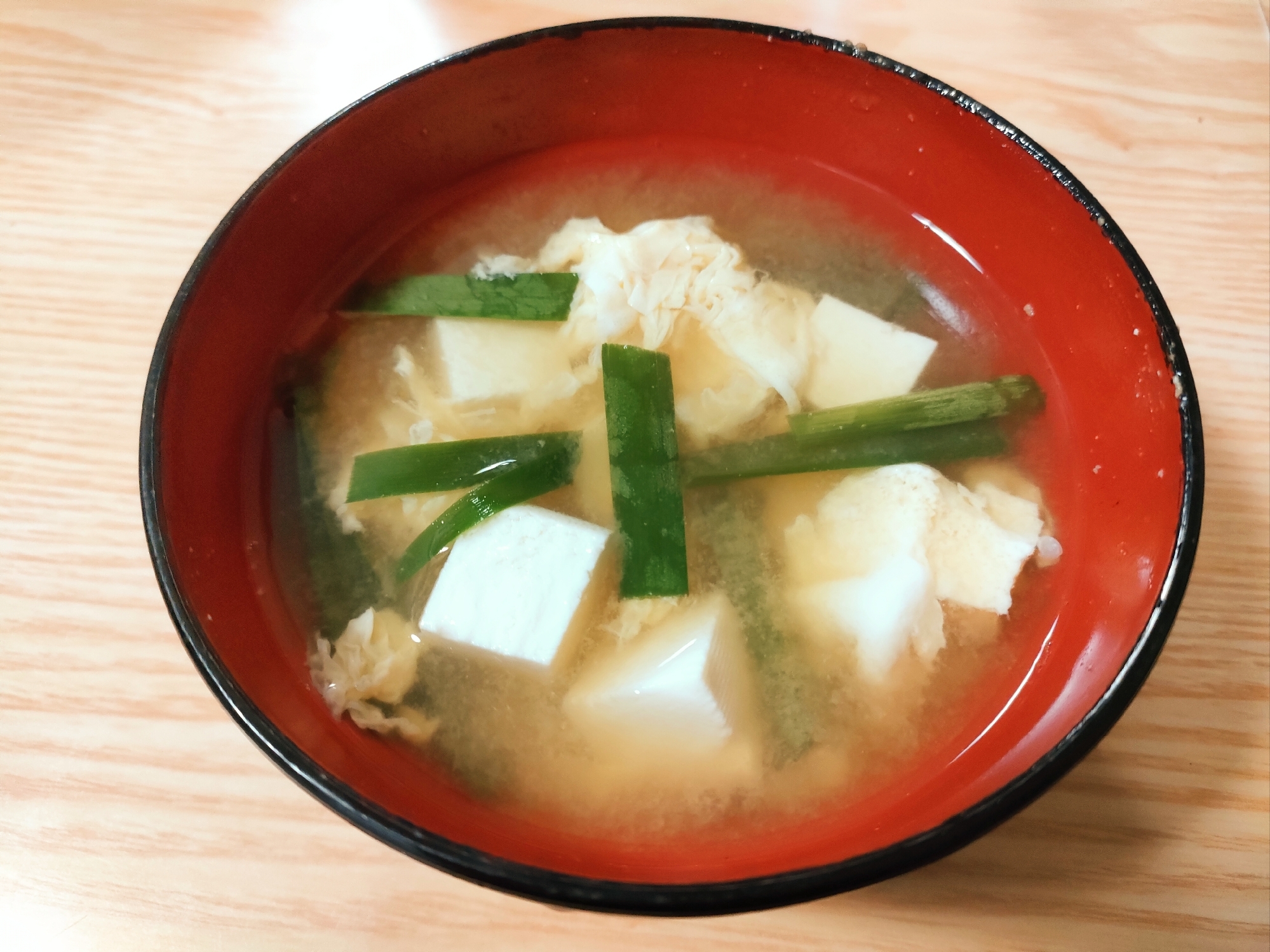 豆腐と卵とニラの味噌汁