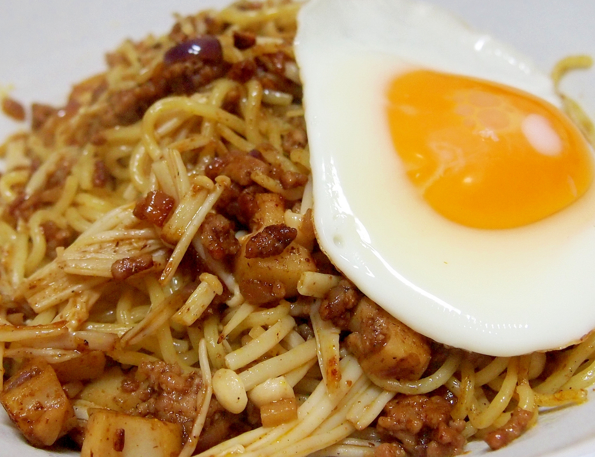 ひき肉カレー焼きそば　目玉焼きのっけ