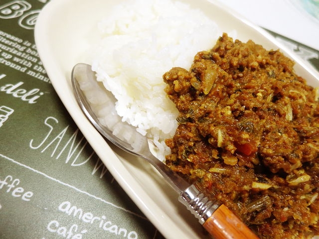 ほうれん草たっぷり、トマト缶の無水キーマカレー