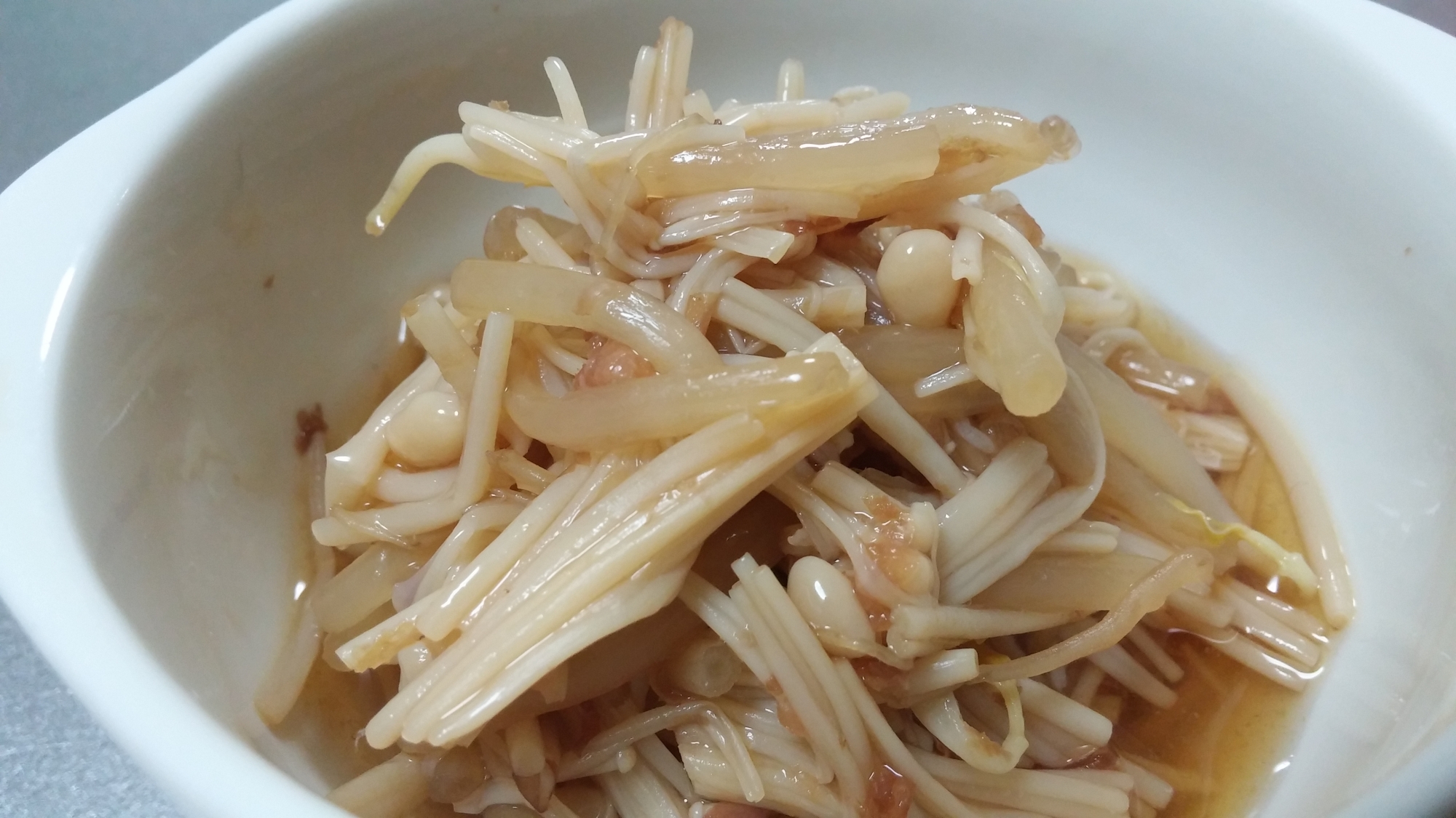 白い器に盛られた、もやしなめたけ