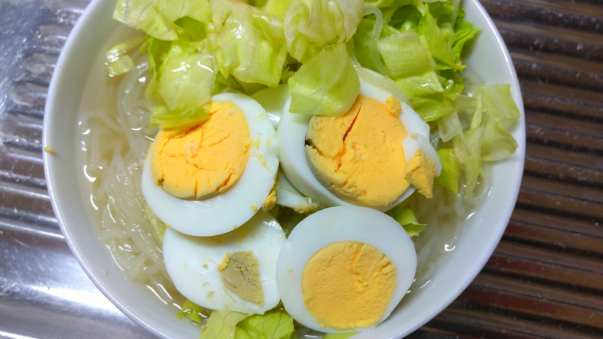 レタスと ゆで卵入りレモン冷麺