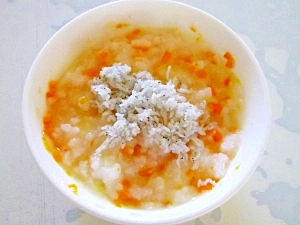 離乳食中期◎しらす、にんじん、きゃべつのおかゆ