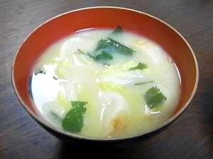 昔ながらのお味噌汁（白菜・ワカメ・麩）