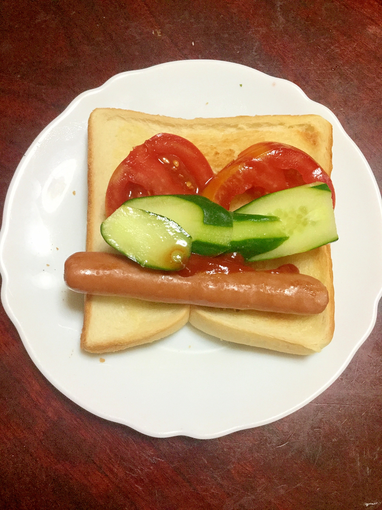 ウインナーと胡瓜とトマトの食パンサンド。