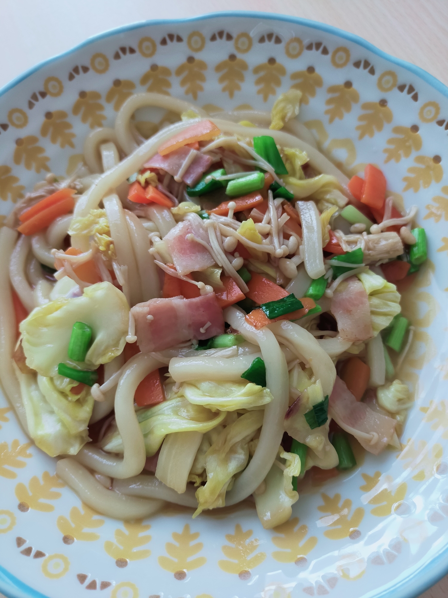 甘辛◎ベーコンとキャベツとえのきの焼きうどん