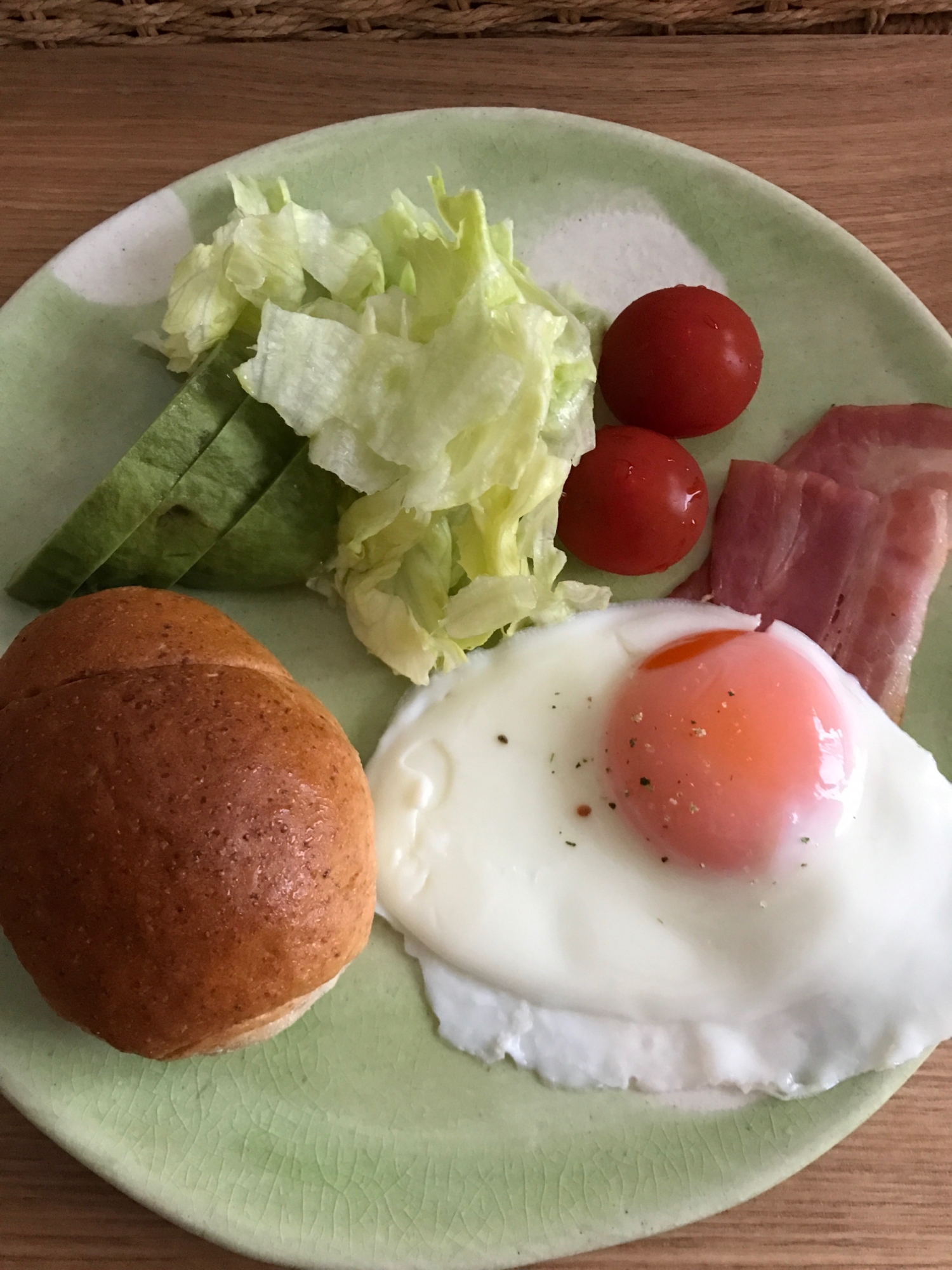 ベーコンと目玉焼き、ロールパンの朝ごはん