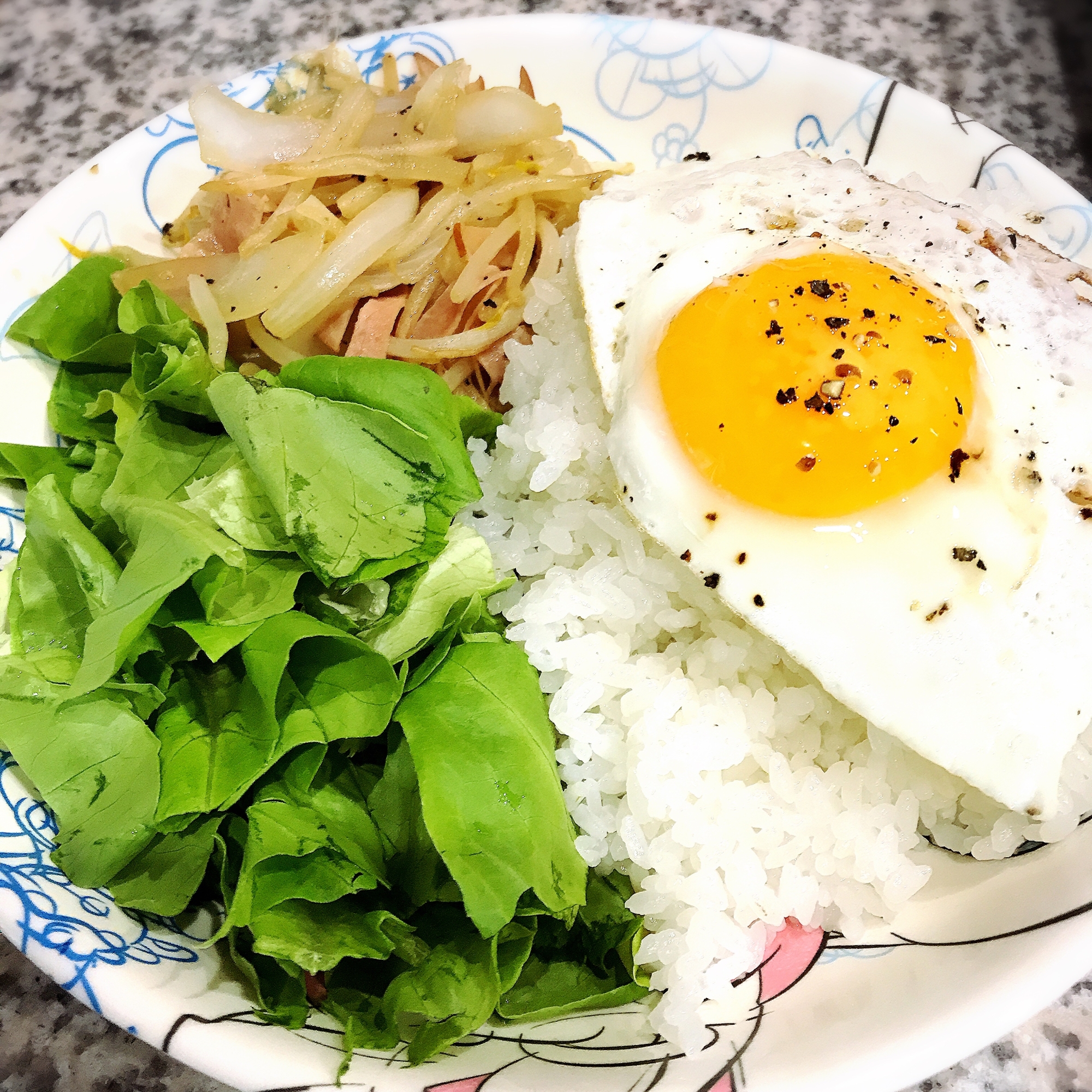 ハム＊もやし炒めと目玉焼きのワンプレートランチ