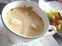 トーストと一緒にいただきました♪
コーヒーにマシュマロを入れるだけで
ウインナーコーヒーのようになり美味しいですね（*^_^*）これ好き♪