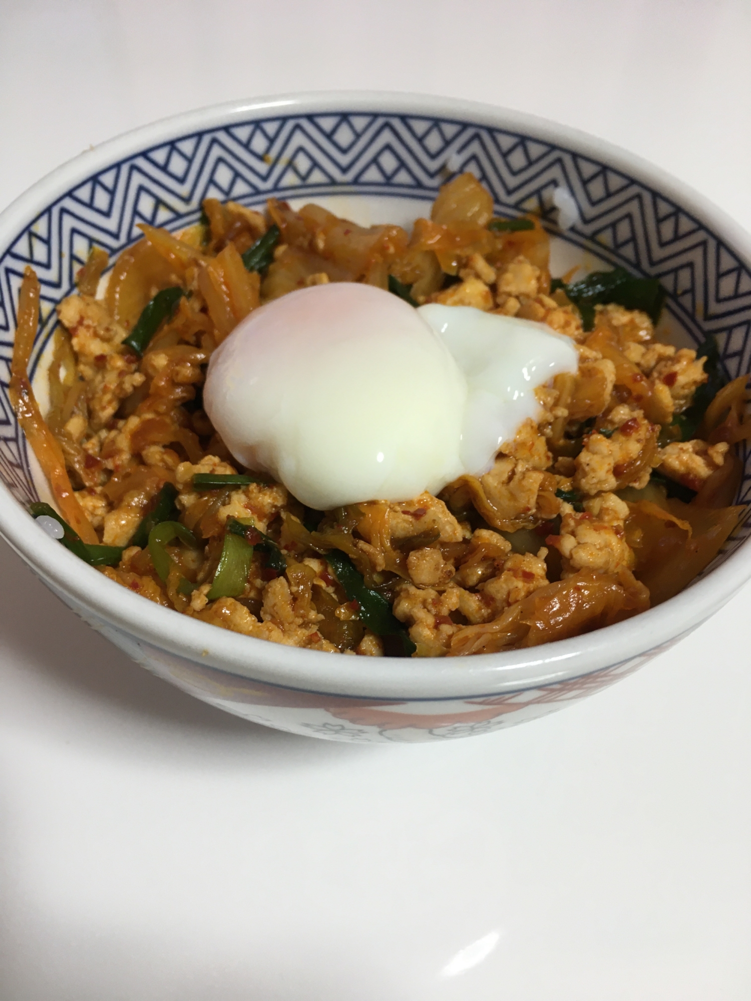 キムチと鶏そぼろのピリ辛丼