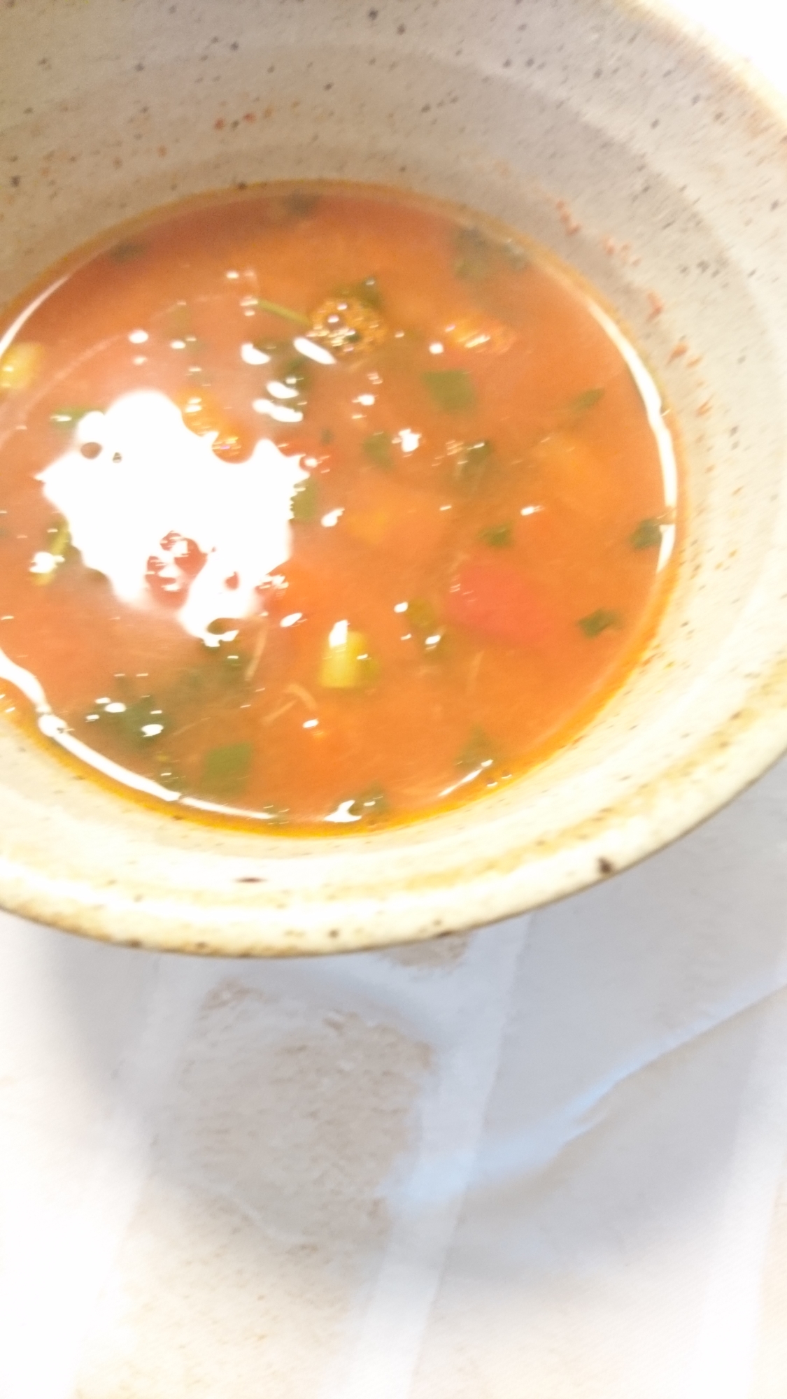ぴりっと辛いトマトスープ