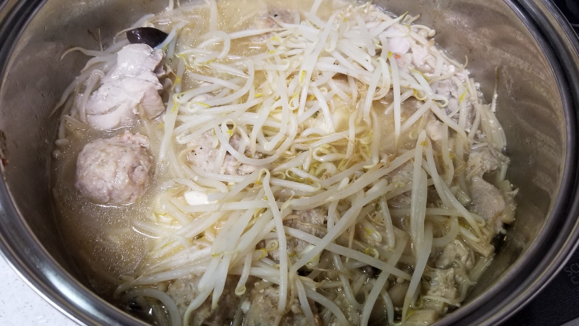 鶏もも肉、鶏つみれ、豆腐、椎茸、えのきの味噌中華鍋
