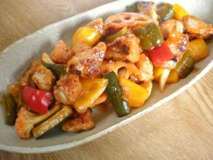 白いお皿に盛り付けられたピクルス酢豚