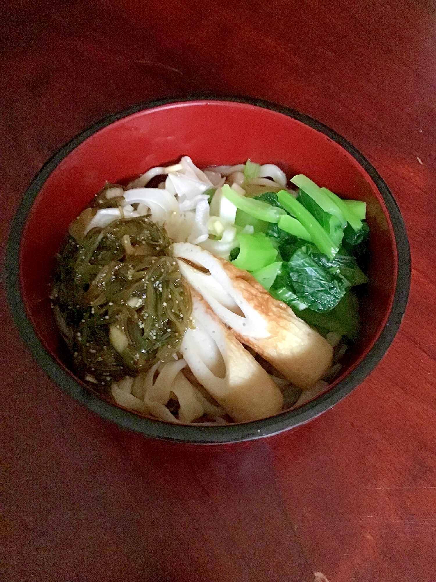 竹輪と小松菜と子持ちメカブのぶっかけうどん。