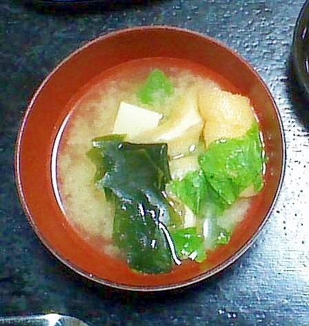 豆腐とわかめとチンゲン菜と油揚げの味噌汁