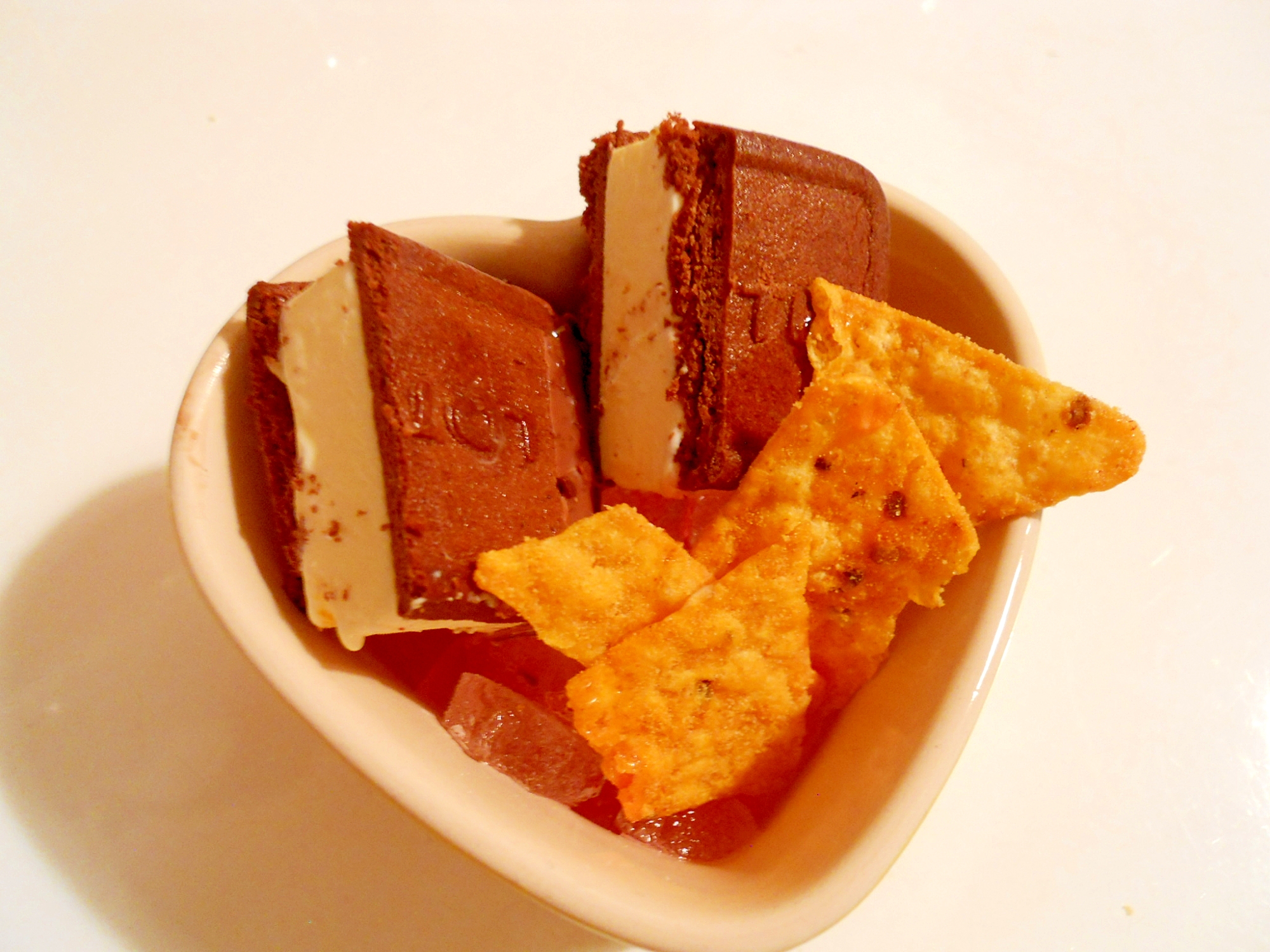 お菓子でカキ氷☆　クッキーサンドアイス＆ドリトス