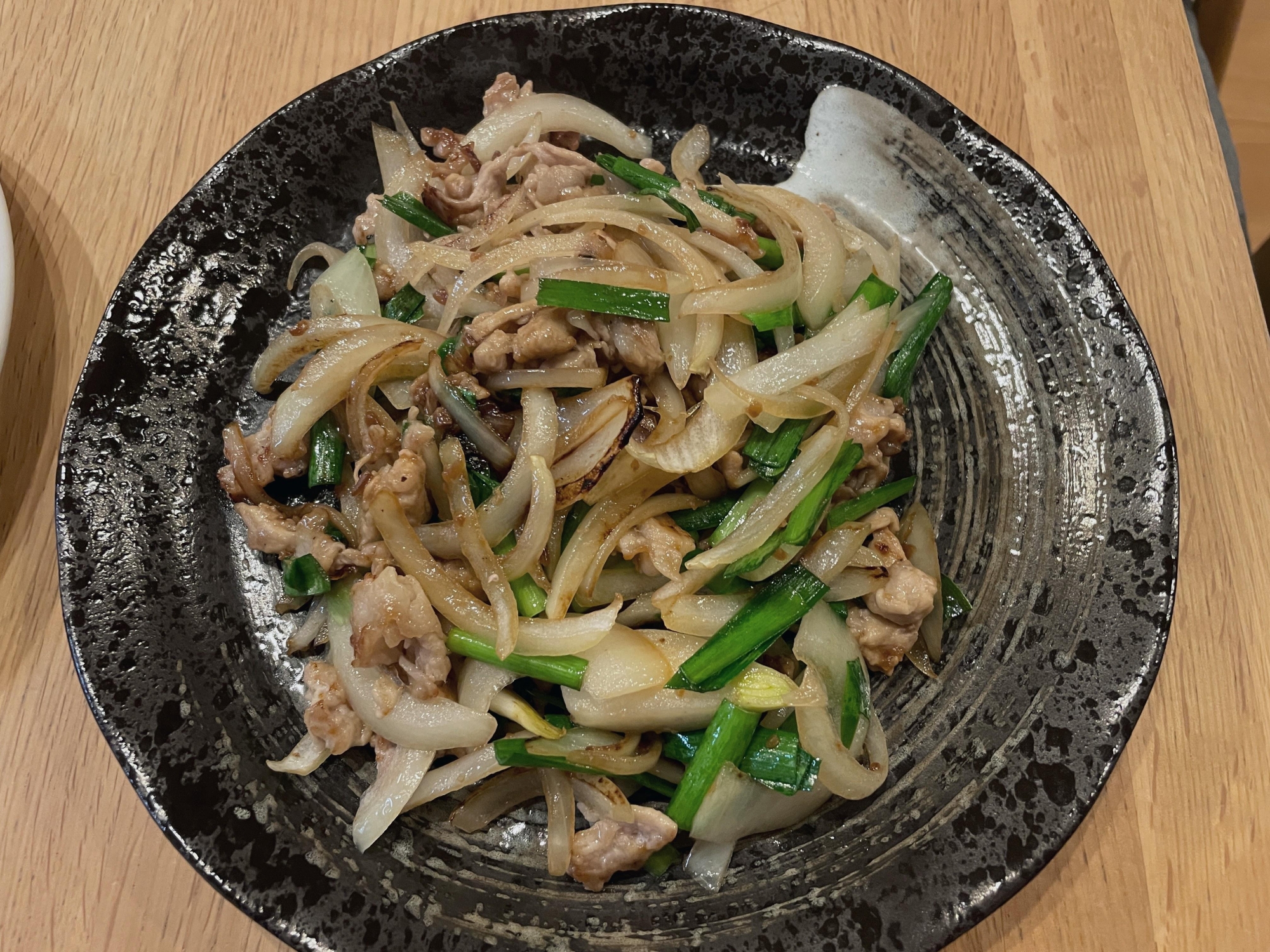 玉ねぎとにらと豚肉の醤油麹いため！