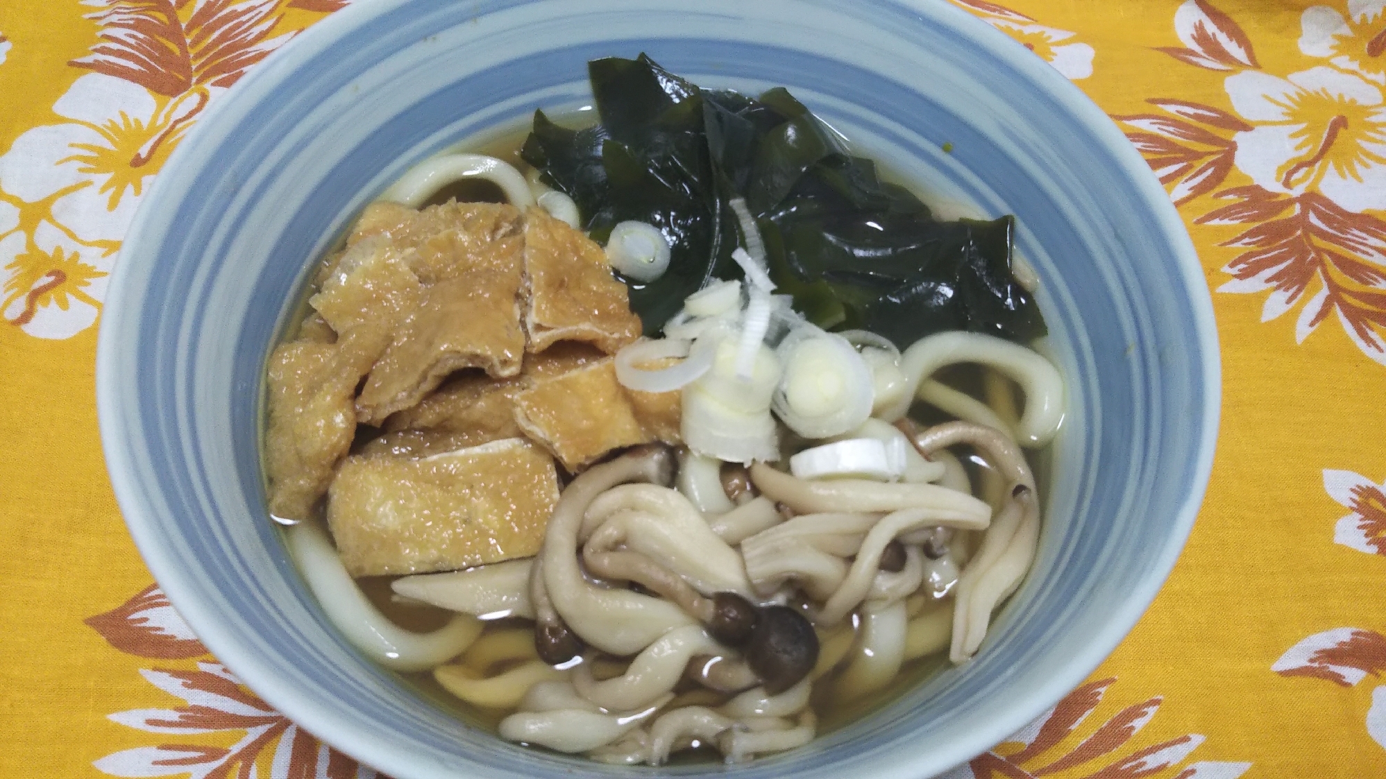 しめじとワカメ入りキツネうどん☆