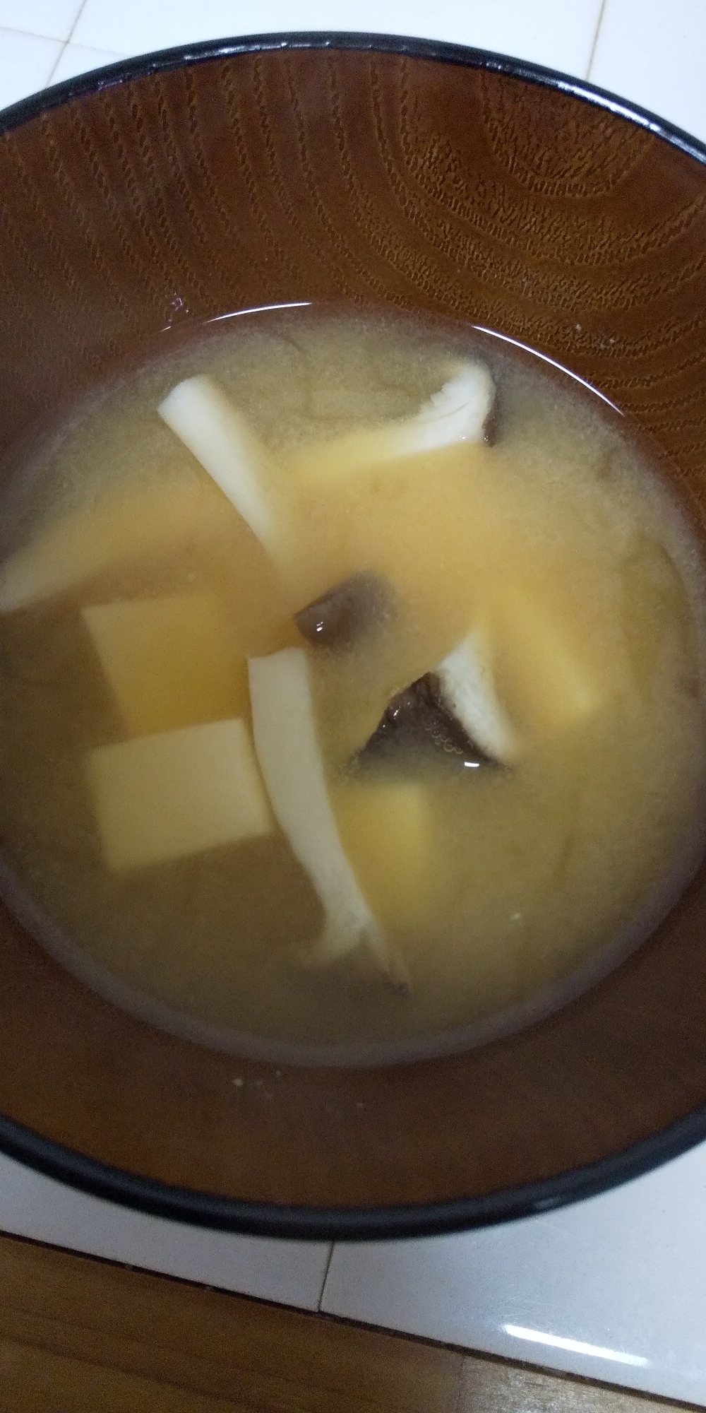 豆腐とエリンギの味噌汁
