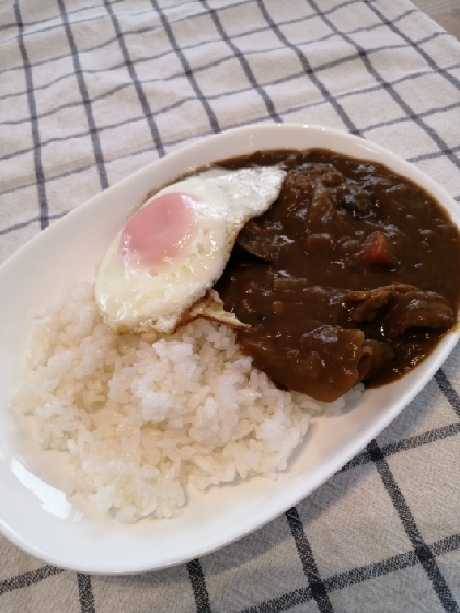 目玉焼きをのせるだけでも、残りカレーに変化が出ますね！おいしくいただけました☆