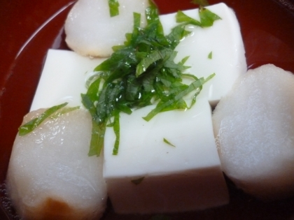 絹豆腐　麩　青紫蘇のお吸い物