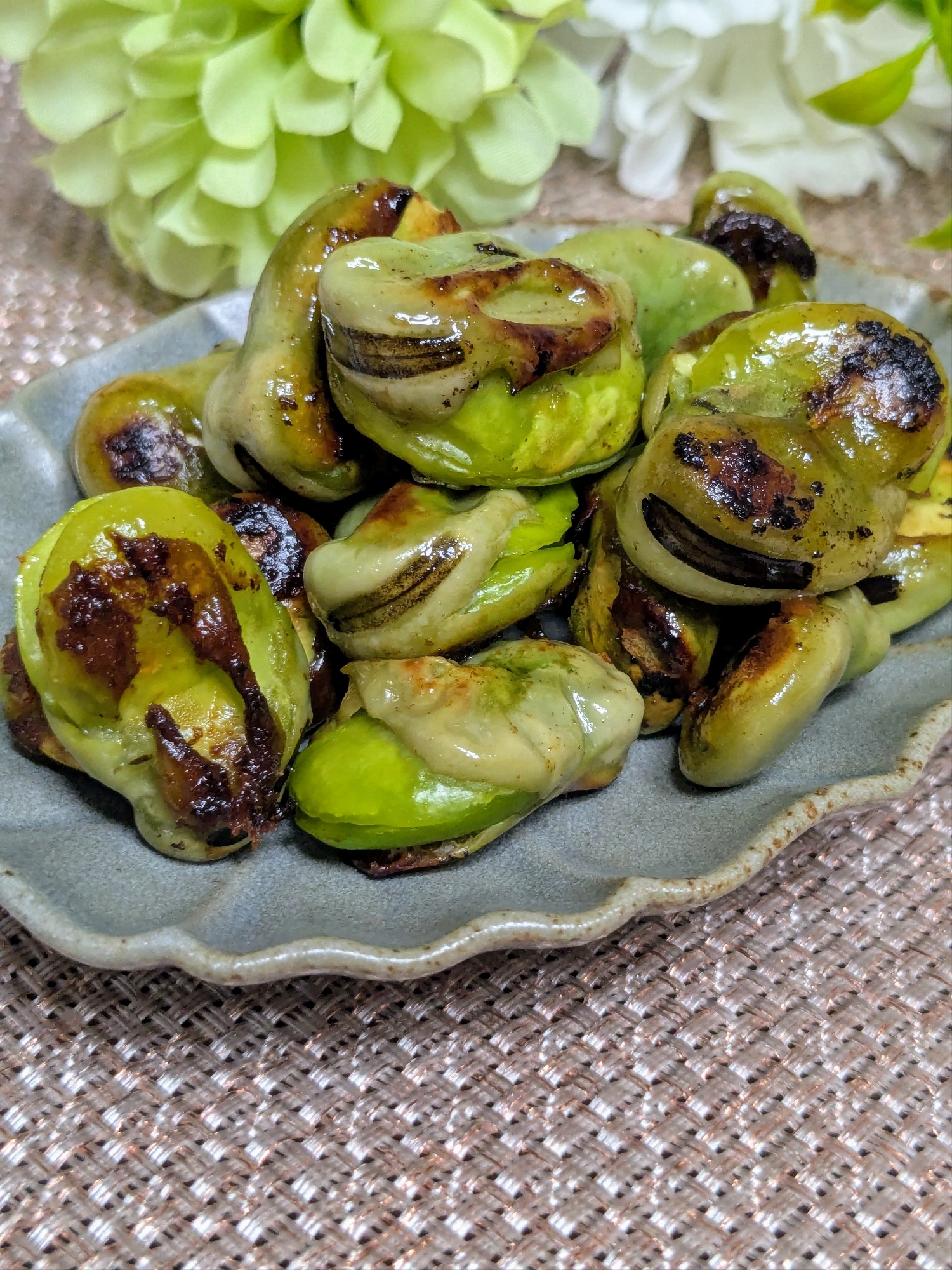 鶏肉を焼いた後のフライパンで♡そら豆塩炒め