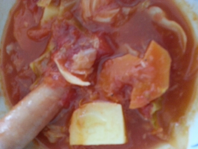 具だくさん、トマト缶で作る簡単トマトスープ