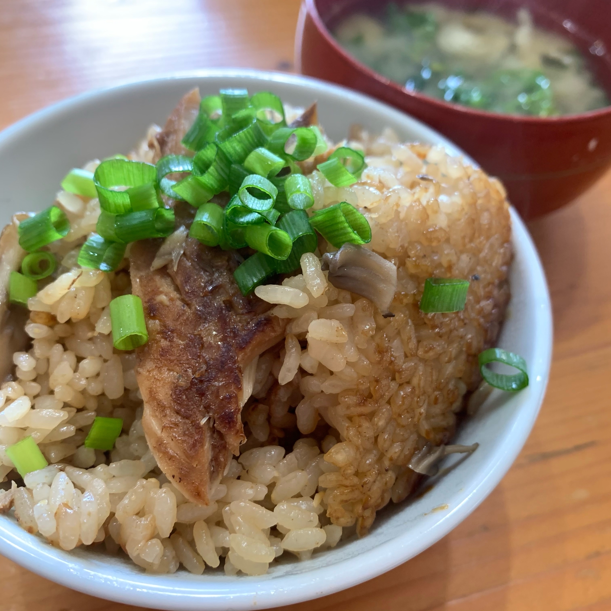 鯖の旨みを味わい尽くす！鯖とまいたけの炊き込みご飯