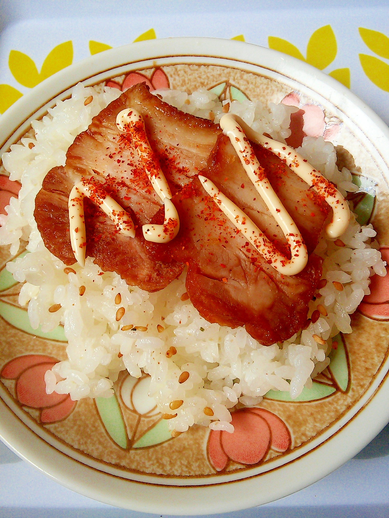 ずぼらレシピ♪焼き豚のっけご飯♪一味マヨネーズ味