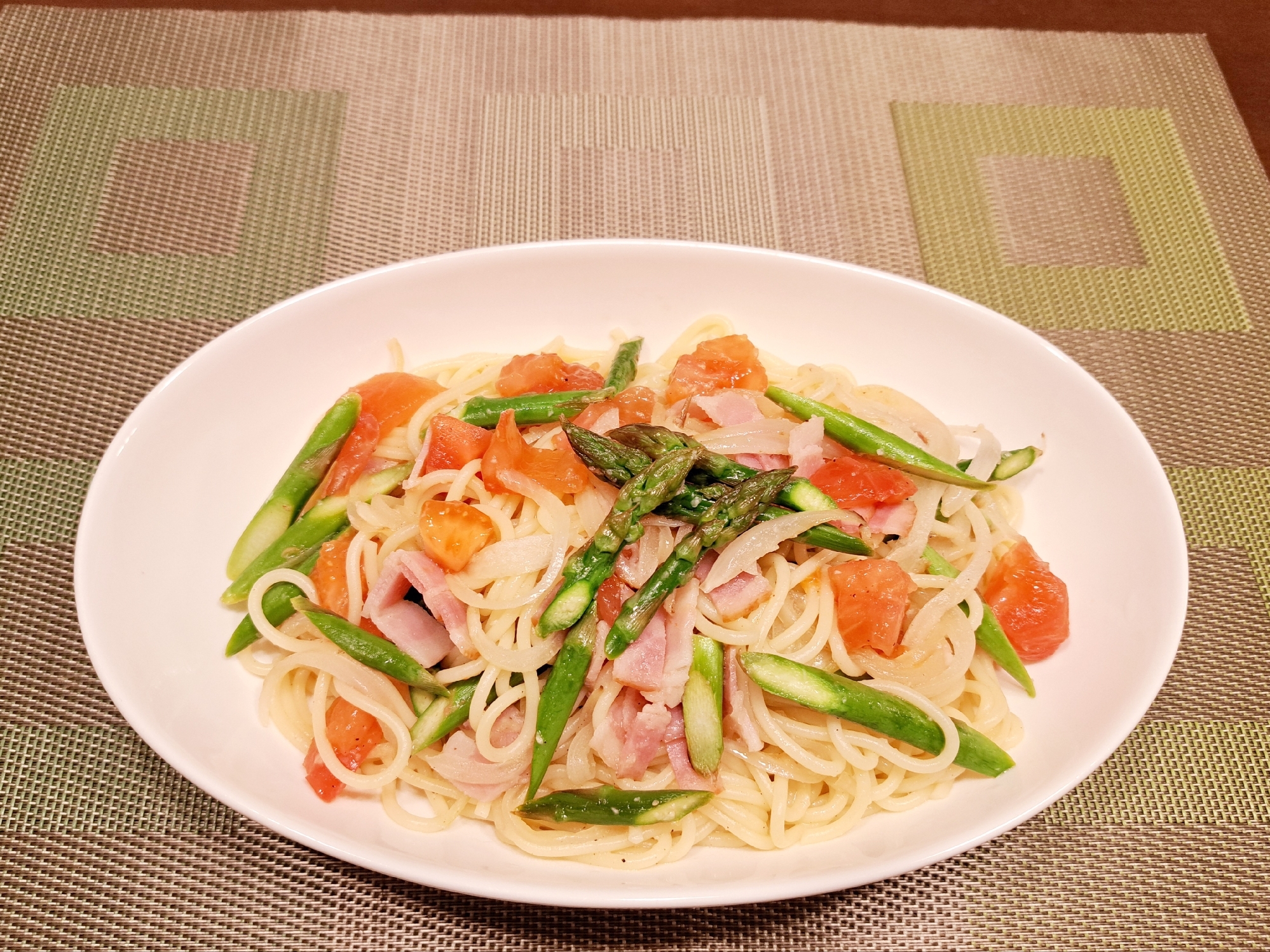 簡単で美味しい！アスパラ ベーコン トマトのパスタ