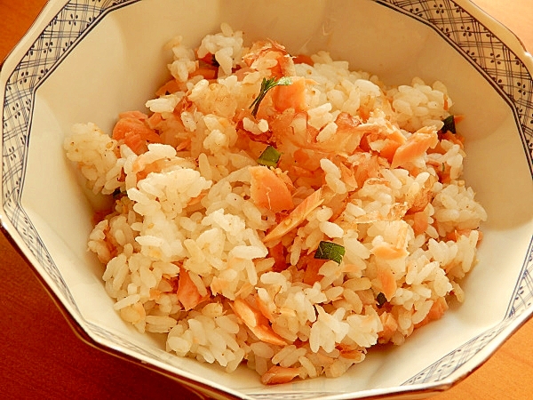 焼き鮭の残り❤醤油味の混ぜご飯♪(削り節&ゴマ他)