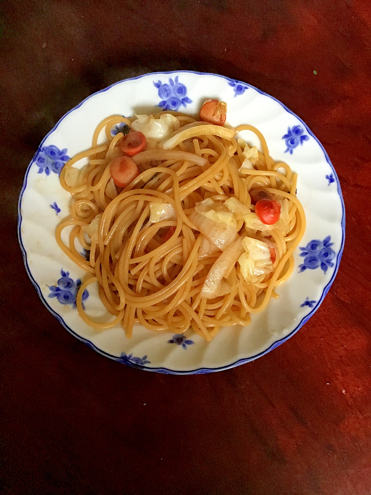 赤ウインナーとキャベツと玉ねぎのソースパスタ。