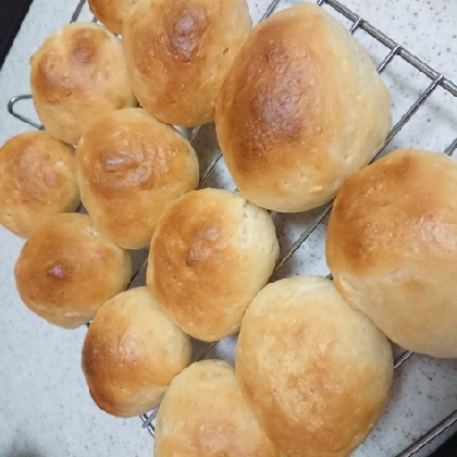 初めてパンを作りました！
簡単だったのでまた作りたいと思います♪
パン作りにハマりそうです(^-^)
牛乳で作りました♪