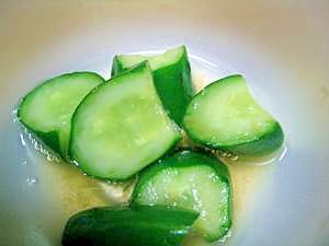 切って振るだけ　きゅうりの昆布茶漬け
