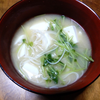 豆腐と素麺と豆苗の味噌汁