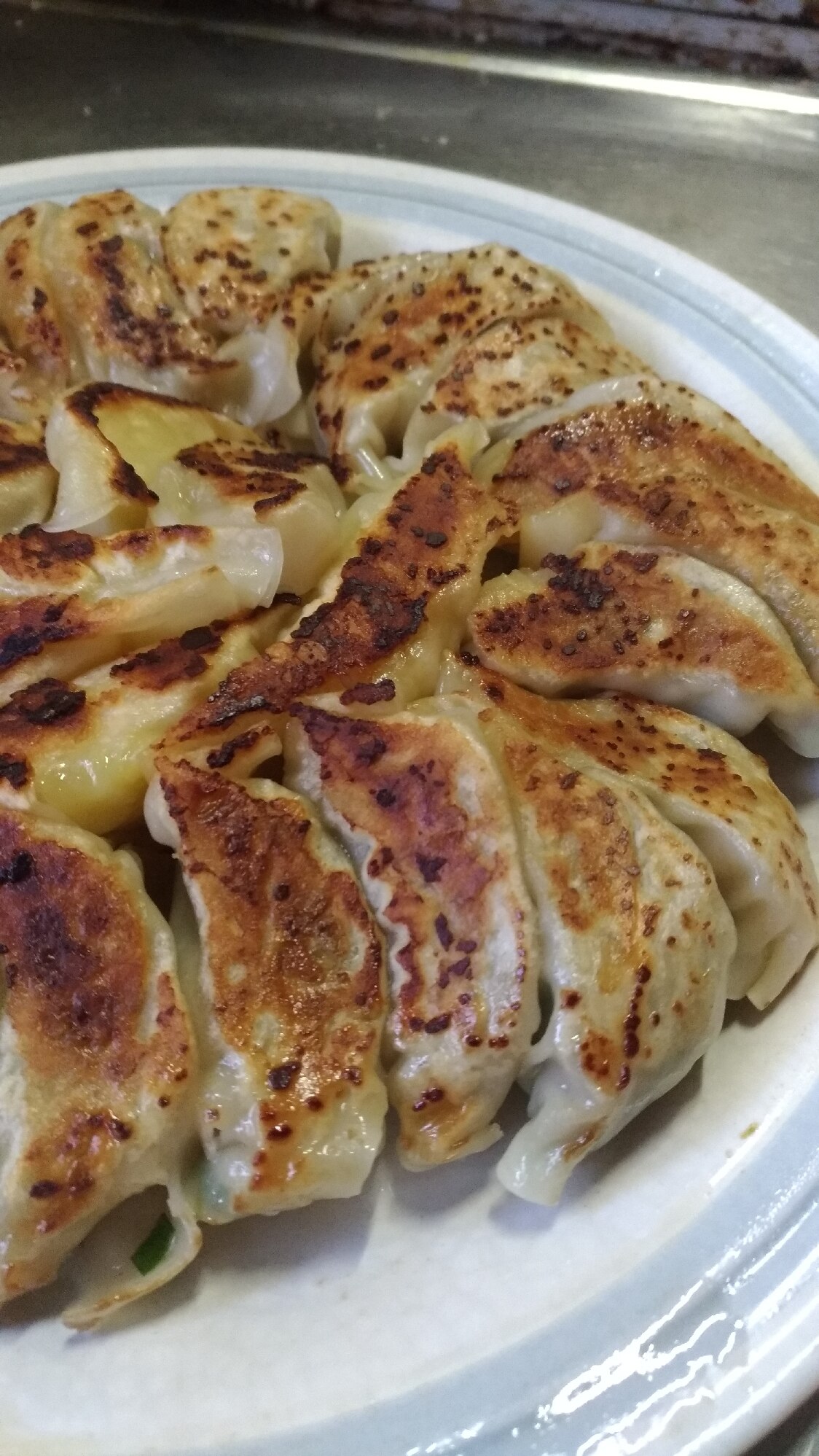 パリッと美味しい餃子の焼き方 レシピ・作り方 by Mametaro - 楽天レシピ