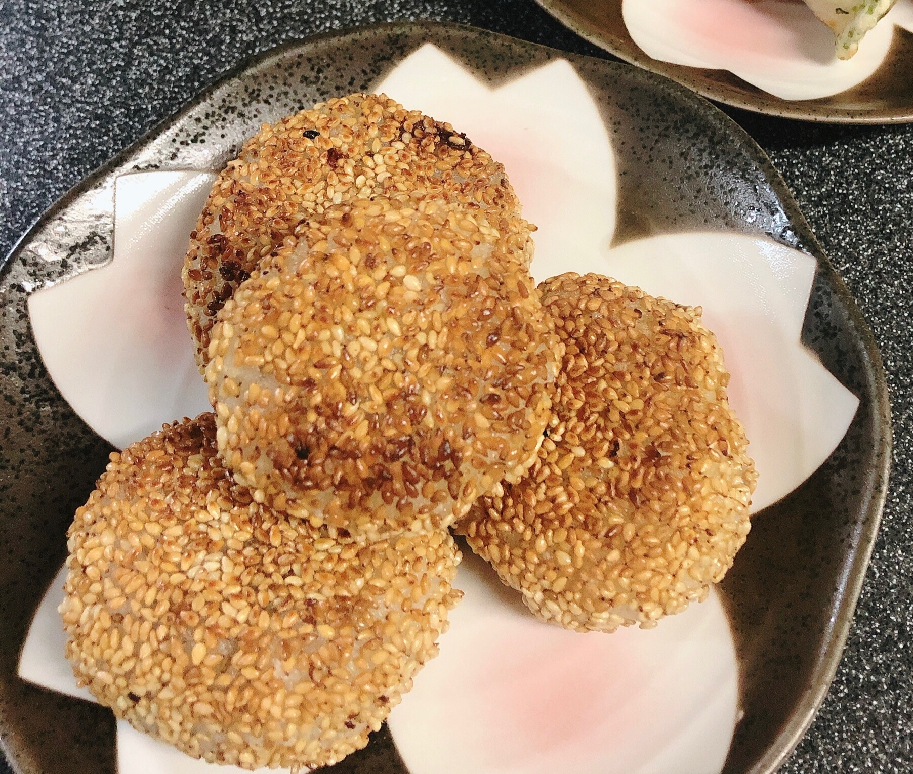 お米と餡子と白ごまで☆胡麻団子