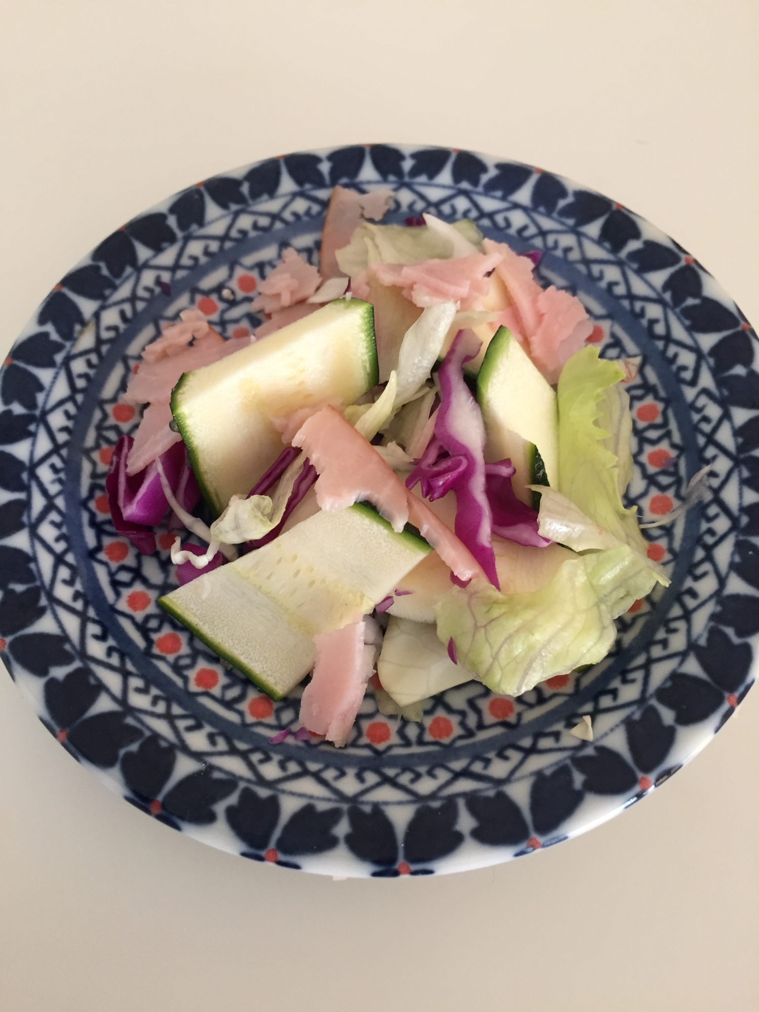 シャキシャキ食感の生野菜サラダ！