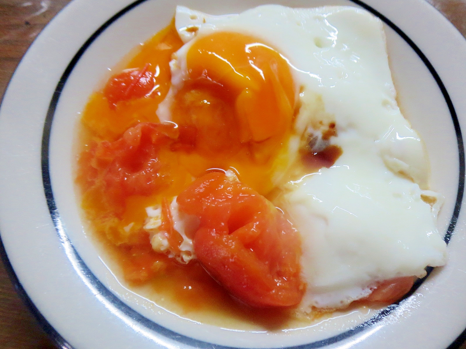 完熟トマトと半熟目玉焼き
