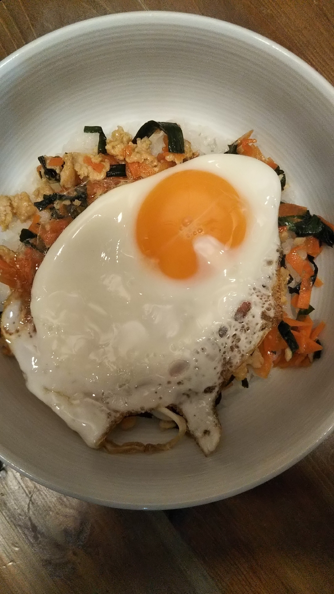 ニラとにんじんのそぼろ丼