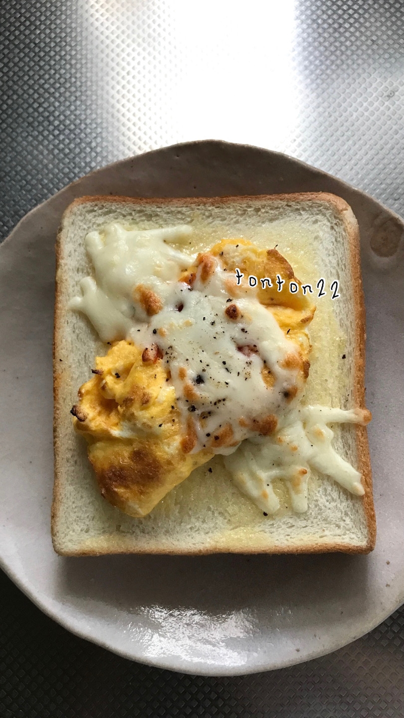 スクランブルエッグのせチーズトースト☆